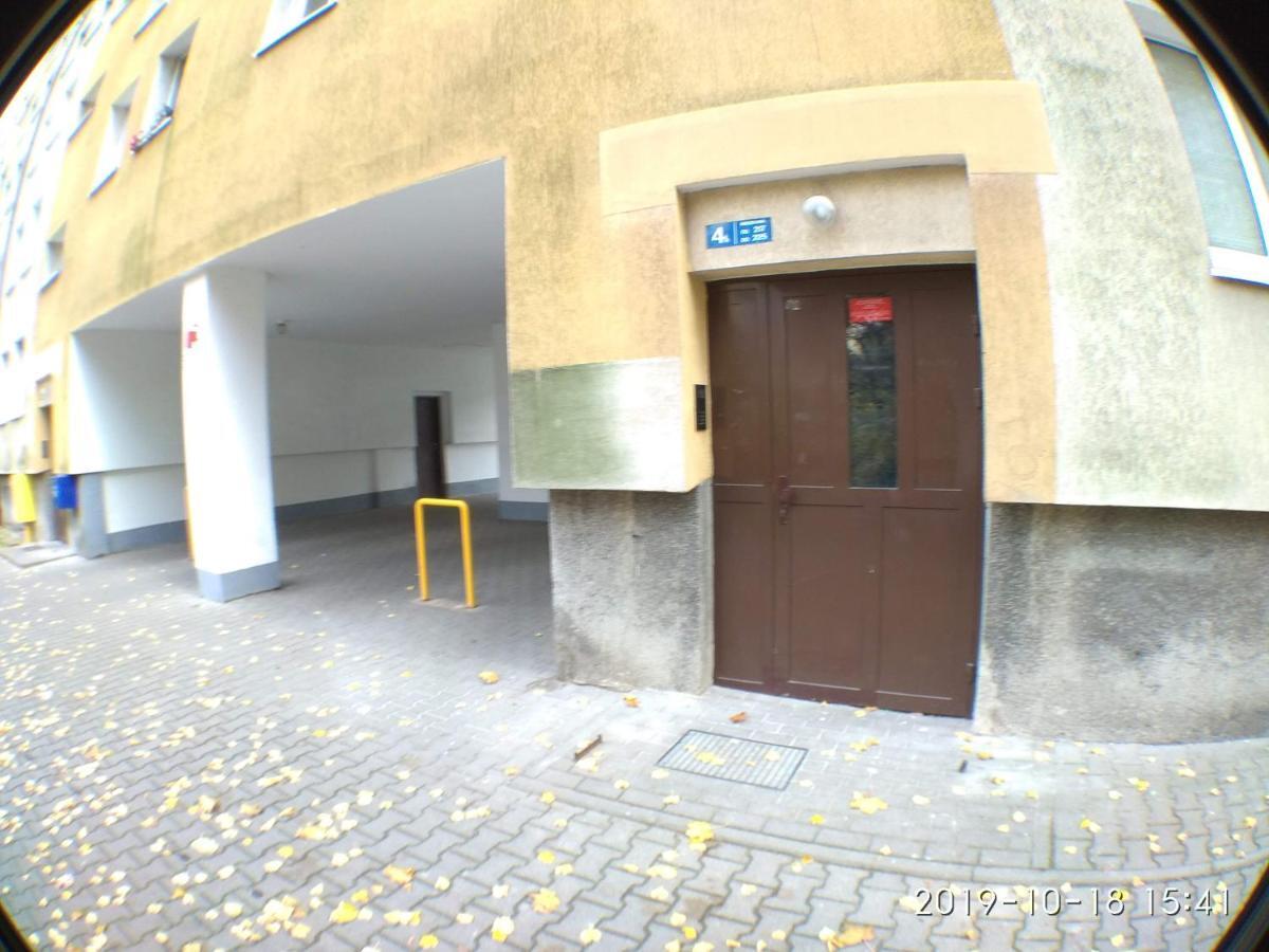 2120 Przyjazni 4 - Tanie Pokoje - Samodzielne Zameldowanie - Self Check In Poznan Exterior photo
